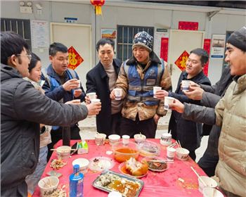 【臻诚快讯】项目不停工，工地上的暖心年夜饭